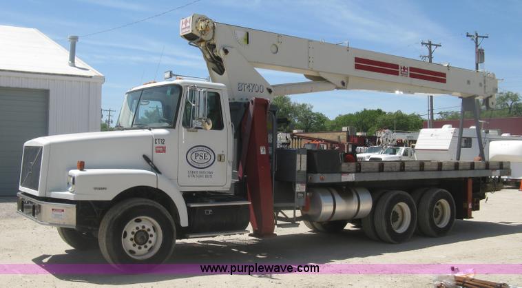 image for item J2797 2001 Volvo WG crane truck