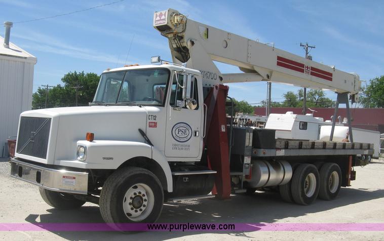 image for item J2797 2001 Volvo WG crane truck