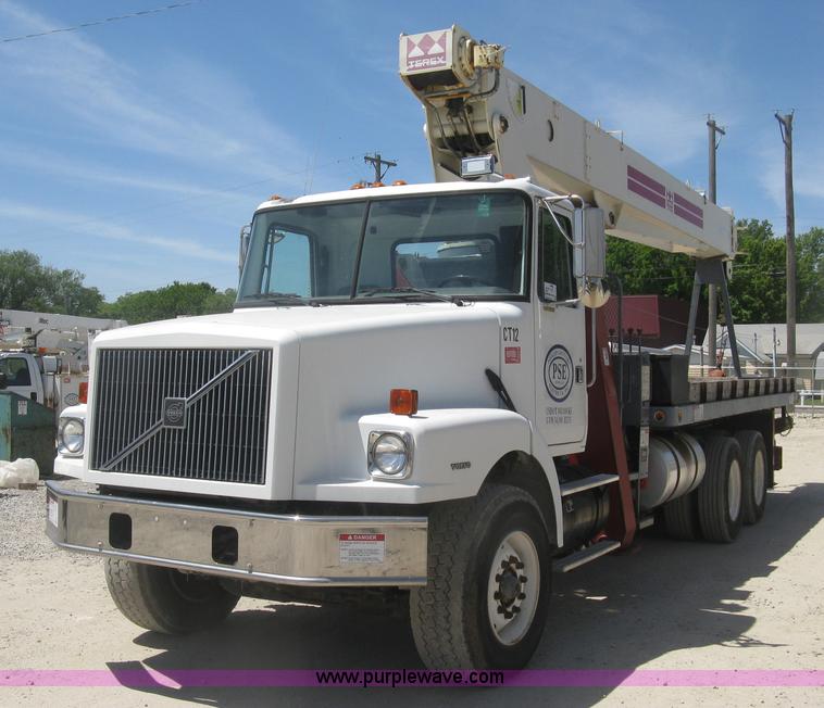 image for item J2797 2001 Volvo WG crane truck