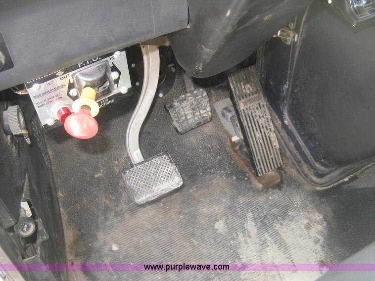 image for item J2797 2001 Volvo WG crane truck