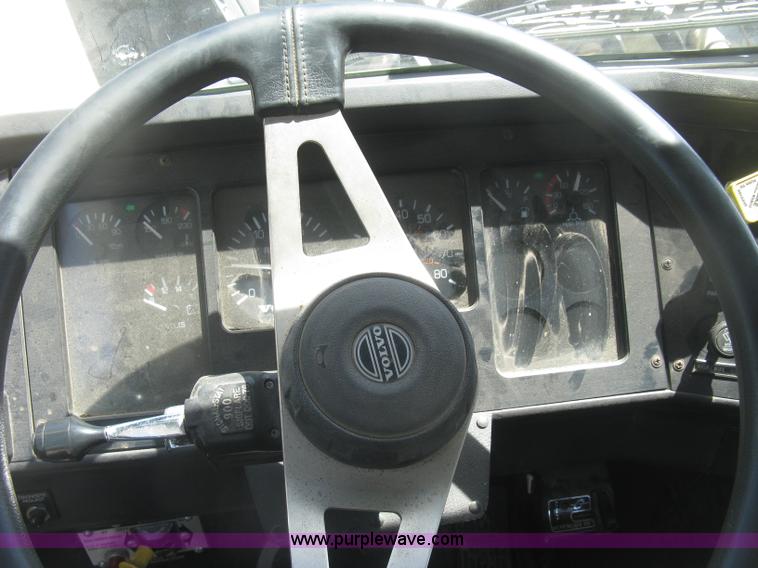 image for item J2797 2001 Volvo WG crane truck