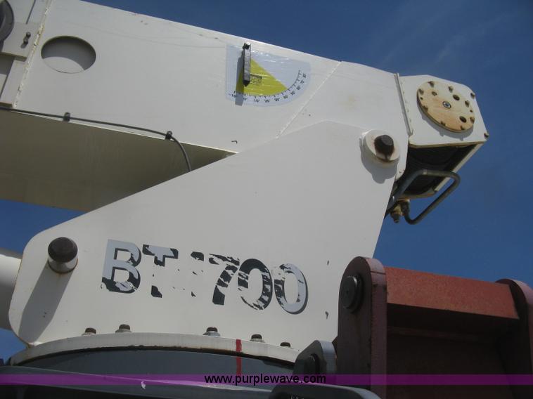 image for item J2797 2001 Volvo WG crane truck