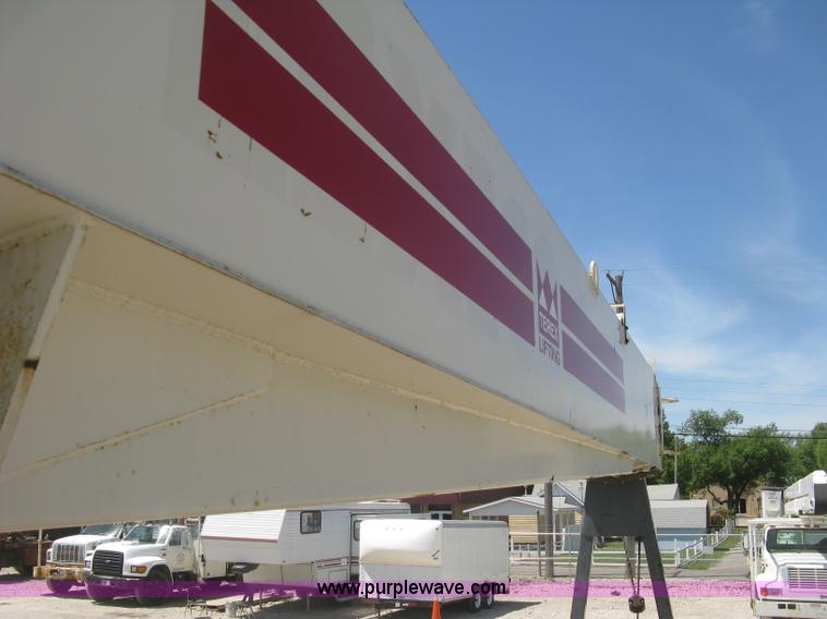 image for item J2797 2001 Volvo WG crane truck