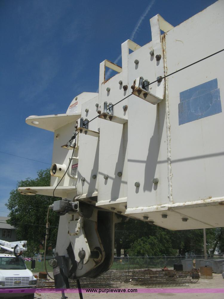 image for item J2797 2001 Volvo WG crane truck