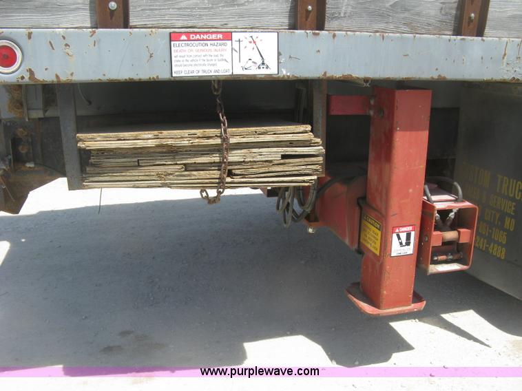 image for item J2797 2001 Volvo WG crane truck