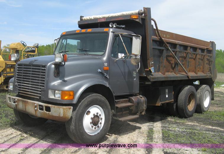 image for item J2801 1997 International 4900 dump truck