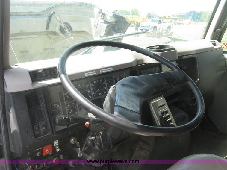 image for item J2801 1997 International 4900 dump truck