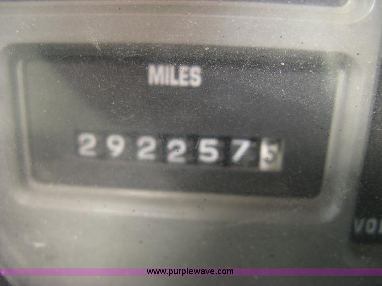 image for item J2801 1997 International 4900 dump truck