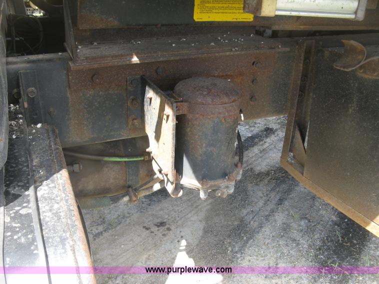 image for item J2801 1997 International 4900 dump truck