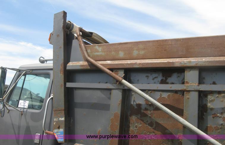 image for item J2801 1997 International 4900 dump truck