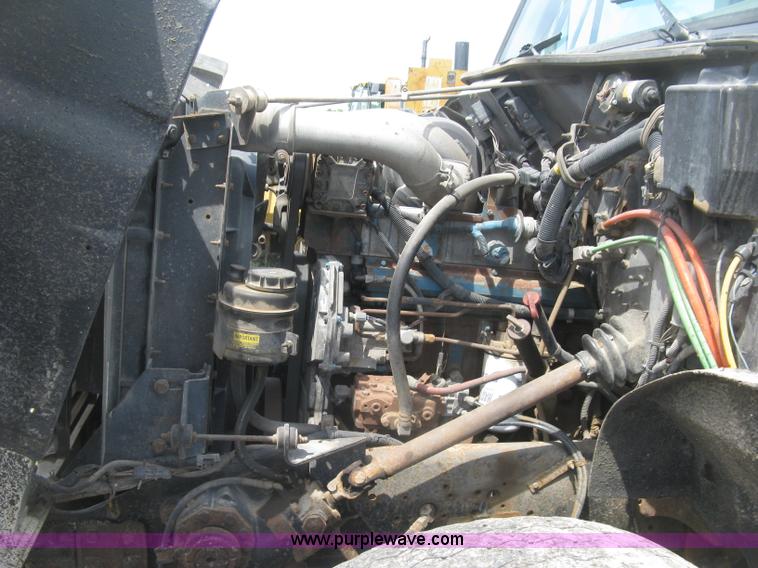 image for item J2801 1997 International 4900 dump truck