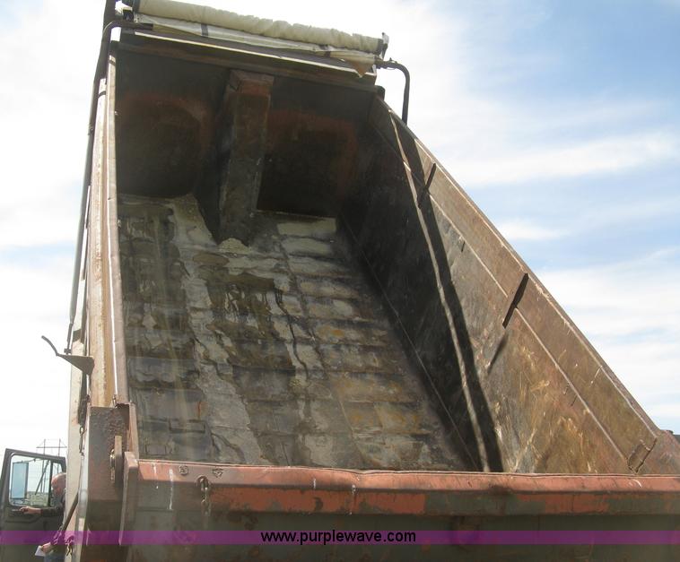 image for item J2801 1997 International 4900 dump truck