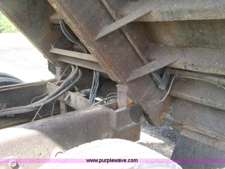 image for item J2801 1997 International 4900 dump truck