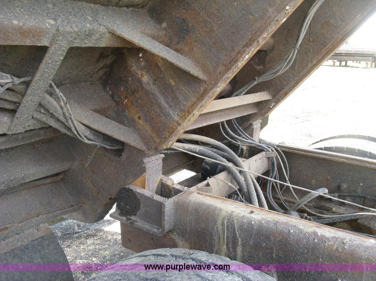 image for item J2801 1997 International 4900 dump truck