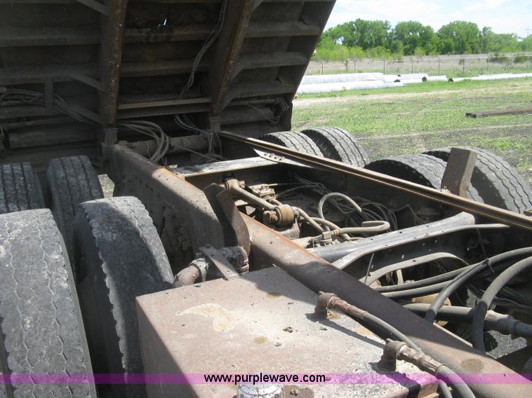 image for item J2801 1997 International 4900 dump truck