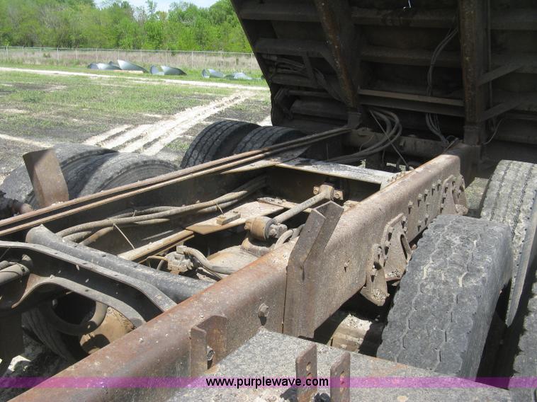 image for item J2801 1997 International 4900 dump truck