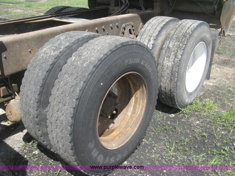 image for item J2801 1997 International 4900 dump truck