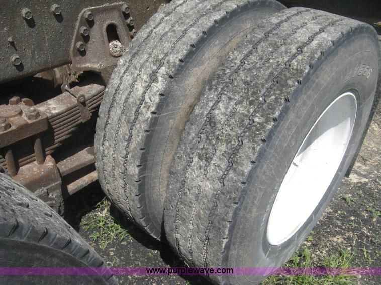 image for item J2801 1997 International 4900 dump truck