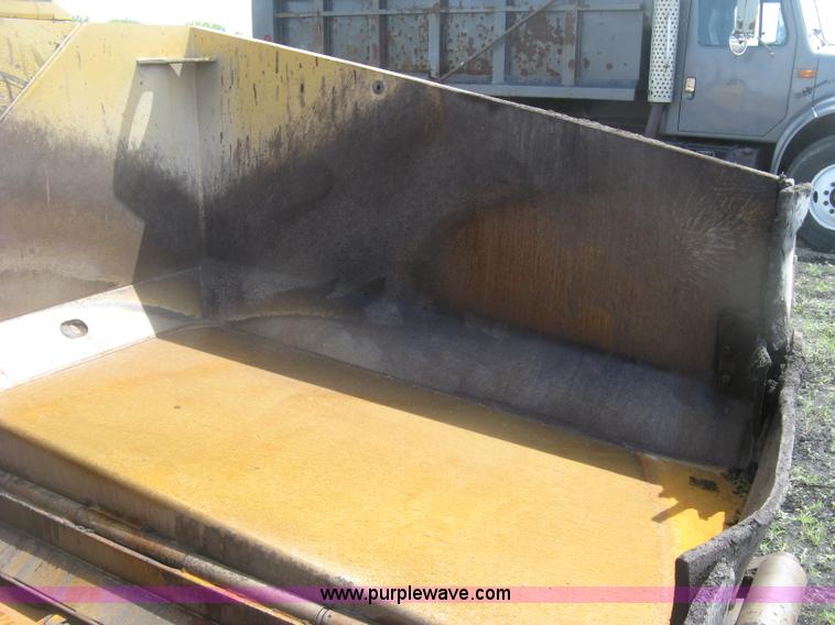 image for item J2802 Caterpillar AP-650B asphalt paver