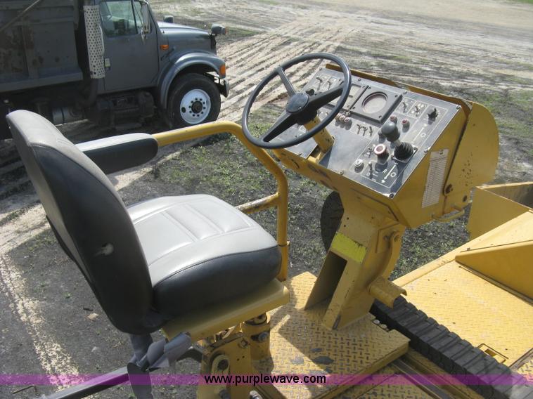 image for item J2802 Caterpillar AP-650B asphalt paver