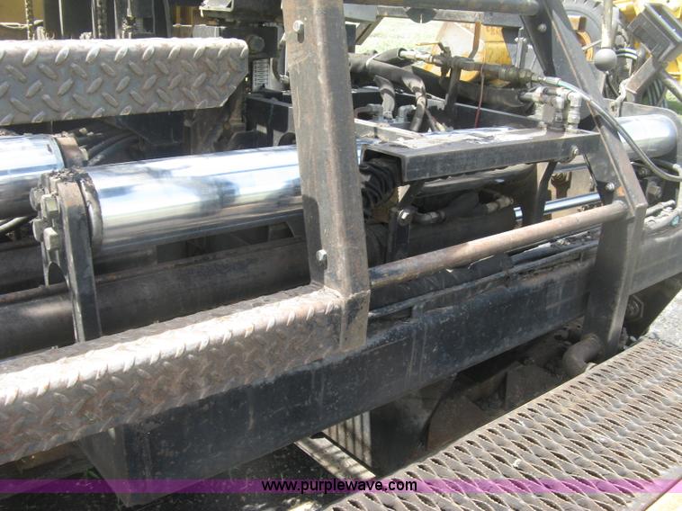 image for item J2802 Caterpillar AP-650B asphalt paver