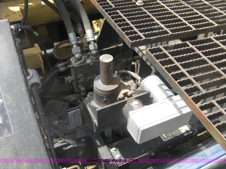 image for item J2802 Caterpillar AP-650B asphalt paver