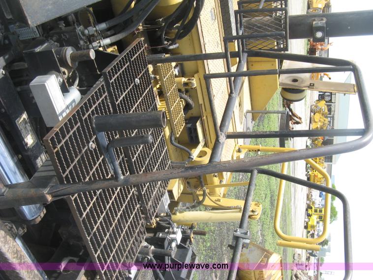 image for item J2802 Caterpillar AP-650B asphalt paver