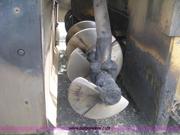 image for item J2802 Caterpillar AP-650B asphalt paver