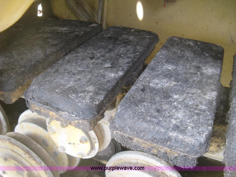 image for item J2802 Caterpillar AP-650B asphalt paver