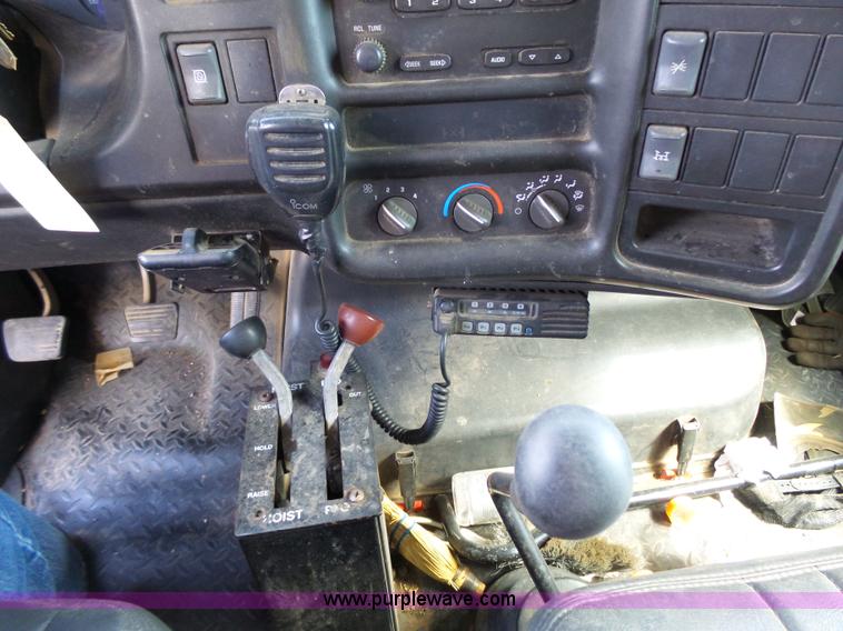 image for item J4115 2006 GMC C6500 dump truck