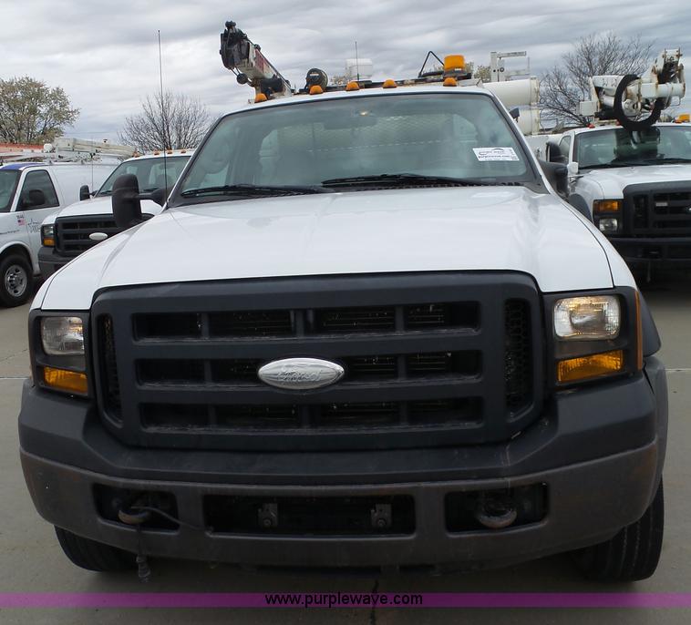 image for item J4197 2007 Ford F550 Super Duty service truck with crane