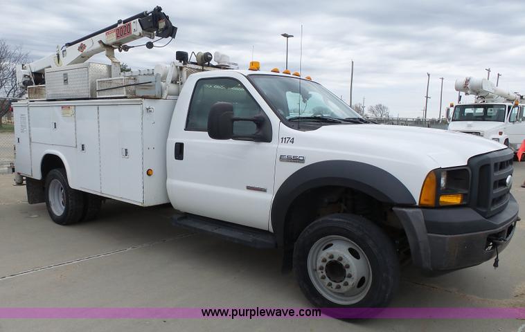 image for item J4197 2007 Ford F550 Super Duty service truck with crane