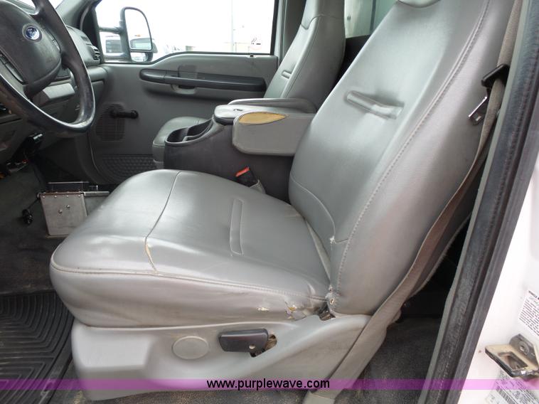 image for item J4197 2007 Ford F550 Super Duty service truck with crane