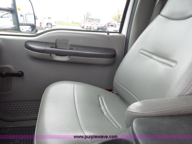 image for item J4197 2007 Ford F550 Super Duty service truck with crane