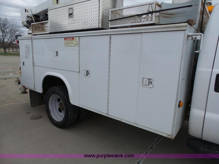 image for item J4197 2007 Ford F550 Super Duty service truck with crane