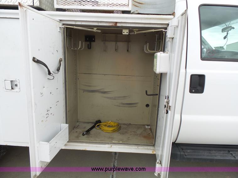 image for item J4197 2007 Ford F550 Super Duty service truck with crane