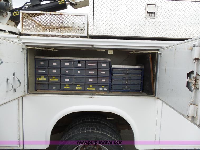 image for item J4197 2007 Ford F550 Super Duty service truck with crane