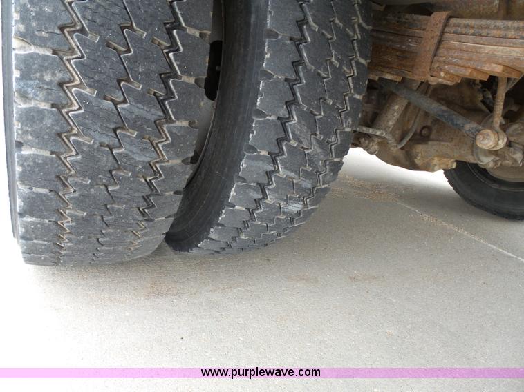 image for item J4197 2007 Ford F550 Super Duty service truck with crane