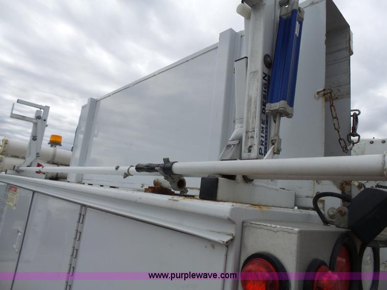image for item J4197 2007 Ford F550 Super Duty service truck with crane