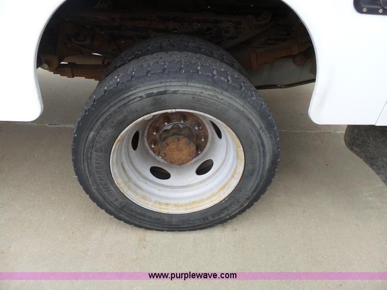 image for item J4197 2007 Ford F550 Super Duty service truck with crane