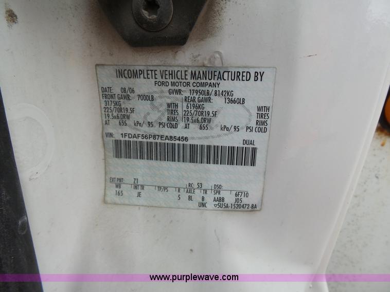 image for item J4197 2007 Ford F550 Super Duty service truck with crane