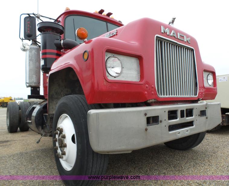 image for item K2238 1981 Mack RG685T truck chassis