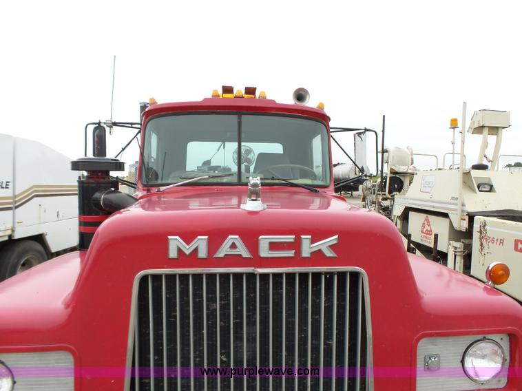 image for item K2238 1981 Mack RG685T truck chassis
