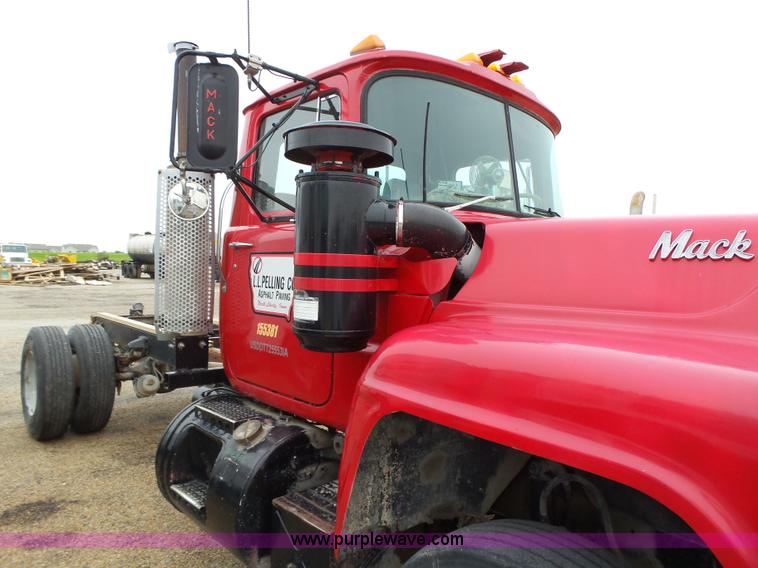 image for item K2238 1981 Mack RG685T truck chassis