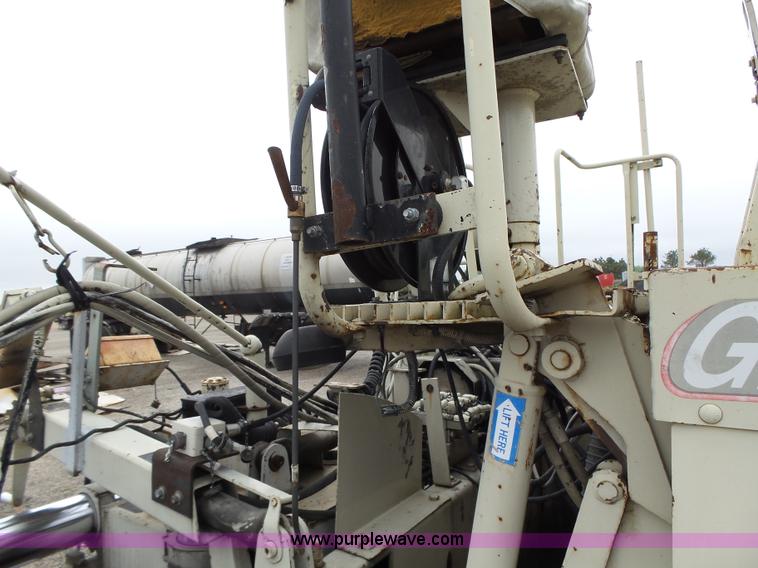 image for item K2239 1998 Cedarapids CR561R paver