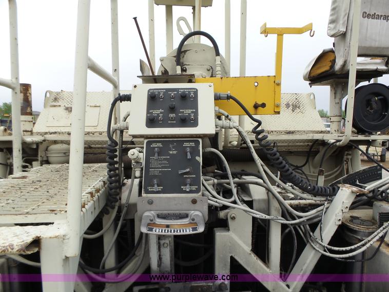 image for item K2239 1998 Cedarapids CR561R paver