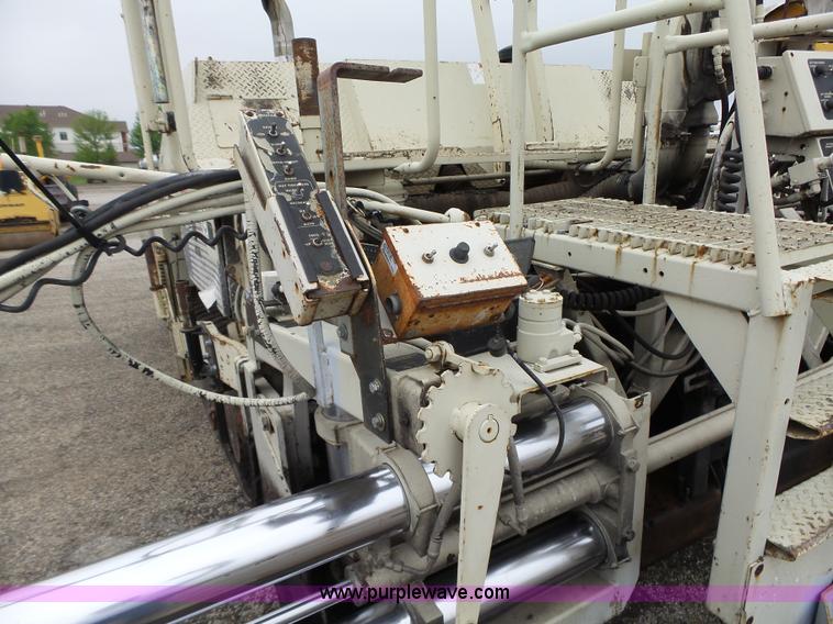 image for item K2239 1998 Cedarapids CR561R paver