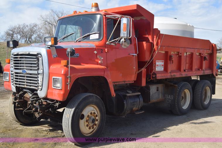 image for item K4285 1989 Ford LNT8000 dump truck