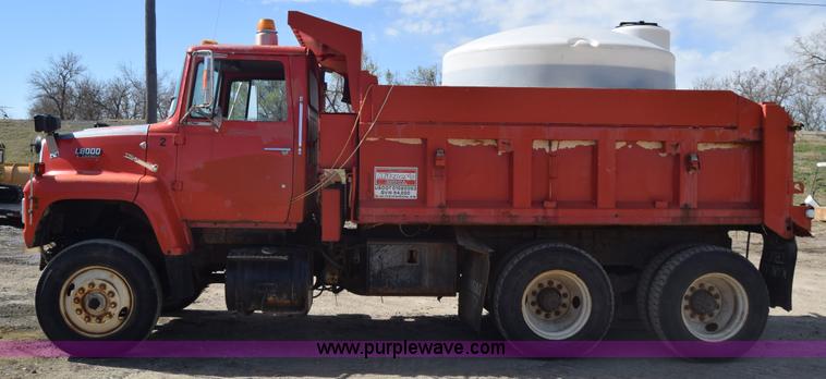 image for item K4285 1989 Ford LNT8000 dump truck