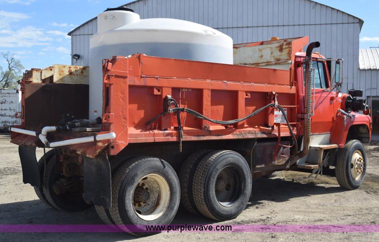image for item K4285 1989 Ford LNT8000 dump truck